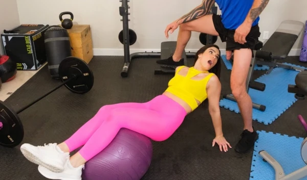 Bored Gym Brunette Takes Newbie's Big Cock Up Her Ass Instead of Cardio